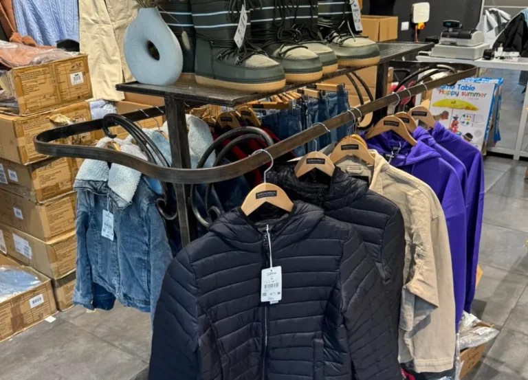 🗓️ VENTE AUX ENCHÈRES — STOCK VETEMENTS ET CHAUSSURES NEUVES , RACKS DE STOCKAGE LOURD PONT ROULANT — 11/02/26 à 14h40